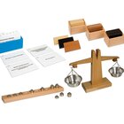 Montessori Mess-Set 2: Gewicht: Holzwaage mit Gewichten, Gewichtstäfelchen und Aufgabenkarten