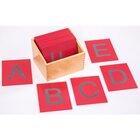 Fühl- und Tastplatten, Großbuchstaben in Holzbox