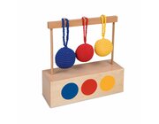 Imbucare-Kasten mit drei gestrickten Bllen