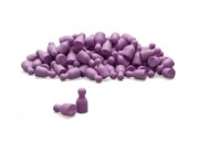 Satz aus 100 Spielfiguren in lila, verpackt im Karton