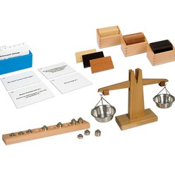 Montessori Mess-Set 2: Gewicht: Holzwaage mit Gewichten, Gewichtstfelchen und Aufgabenkarten