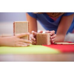 Goldenes Perlenmaterial mit Kartenstzen: Lose Perlen, Glas