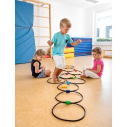 Jump & Throw, 10 bunte Ringe und 3 Wurfsckchen, ab 4 Jahre