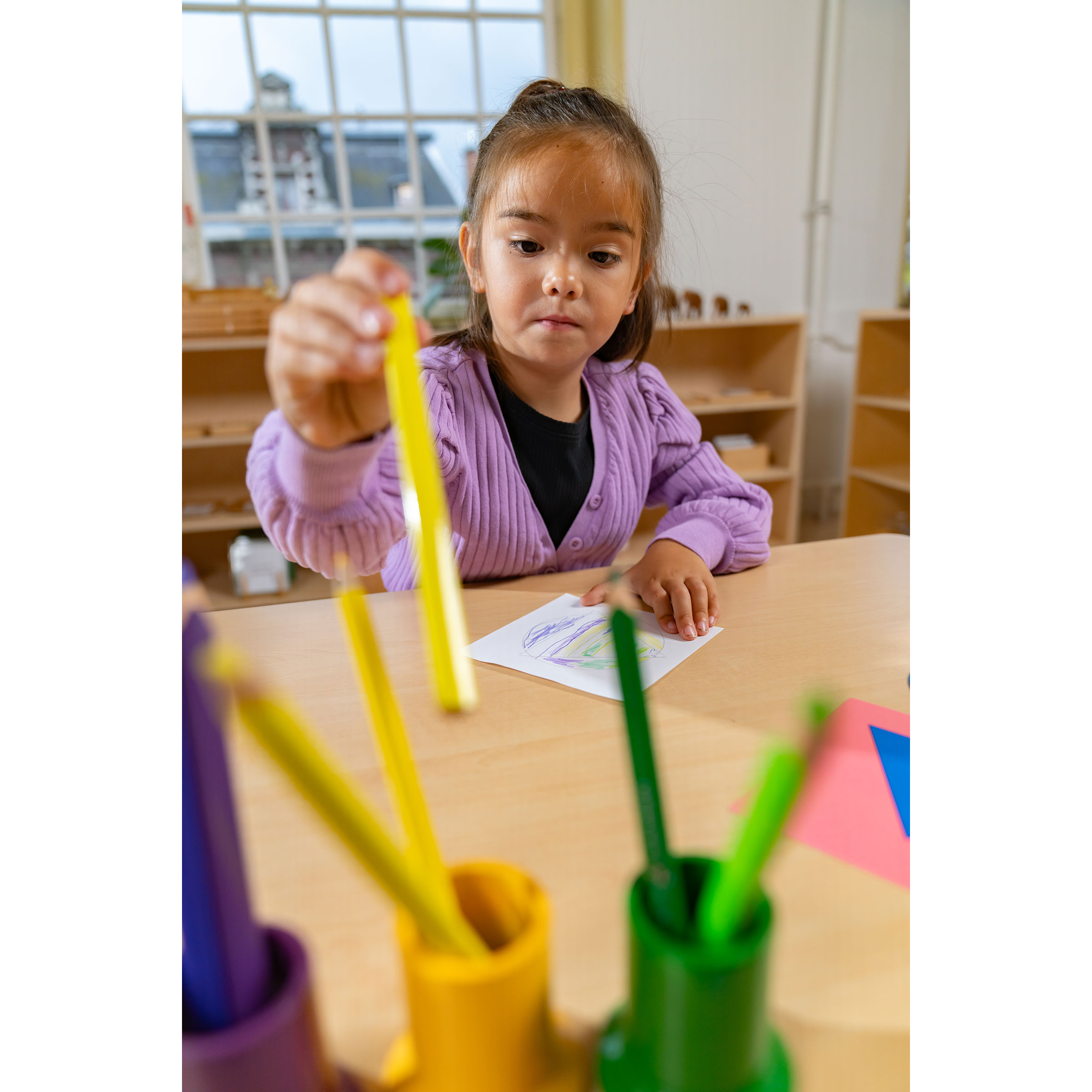 Satz mit 11 farbigen Bleistiftständern - Montessori Sprache