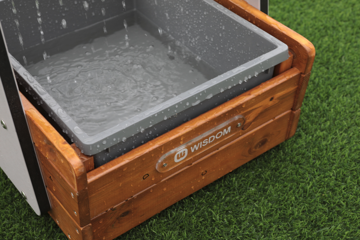 Wasserspiel, freistehend, Rohre mit Löchern und Wanne, Outdoor