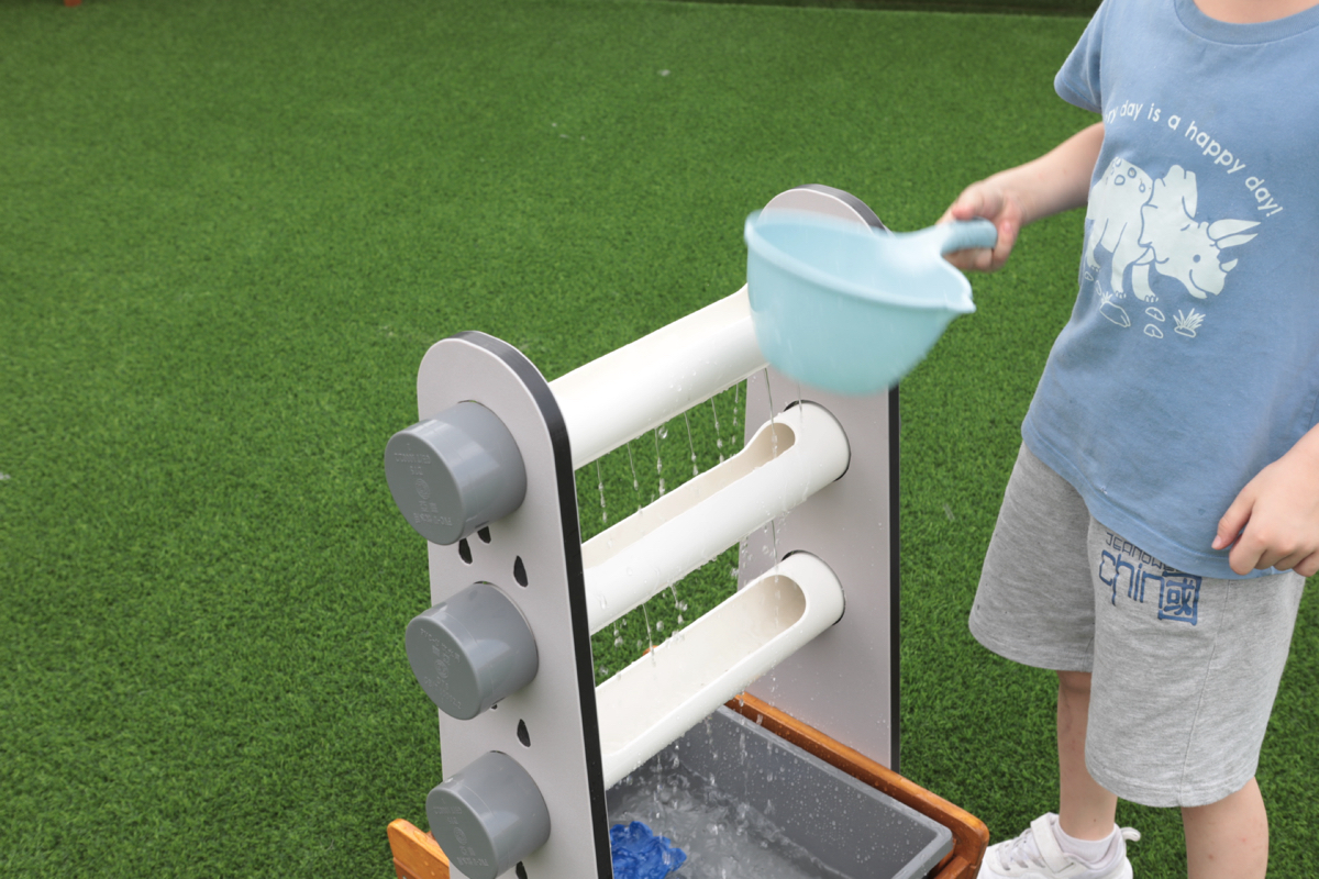 Wasserspiel, freistehend, Rohre mit Löchern und Wanne, Outdoor