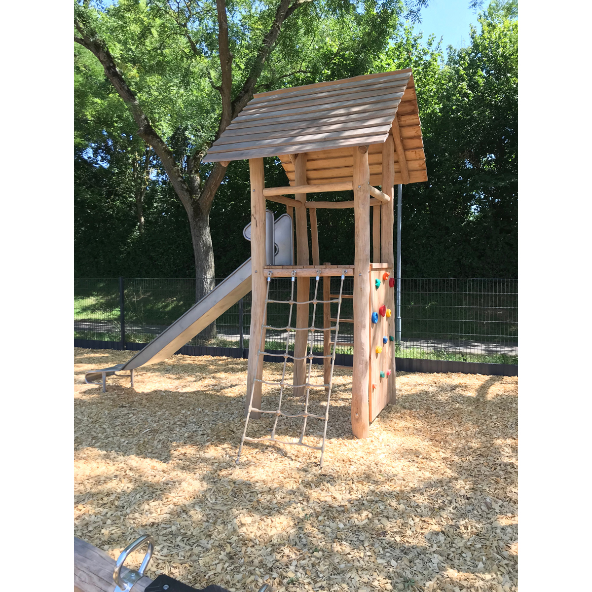 4 Eck Spielturm mit Anbauten ohne Stahlanker, Platzbedarf 410 x 230 x 330 cm