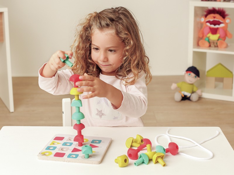 Lernspiel Mosaik und Fädeln mit Spielbrett und 18 Spielfiguren, ab 3 Jahren