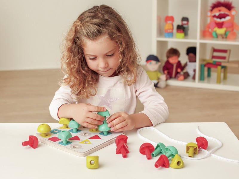 Lernspiel Mosaik und Fädeln mit Spielbrett und 18 Spielfiguren, ab 3 Jahren
