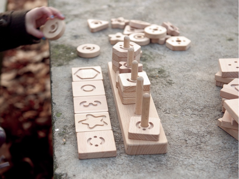 Abakus mit geometrischen und taktilen Formen aus Holz, ab 2 Jahren