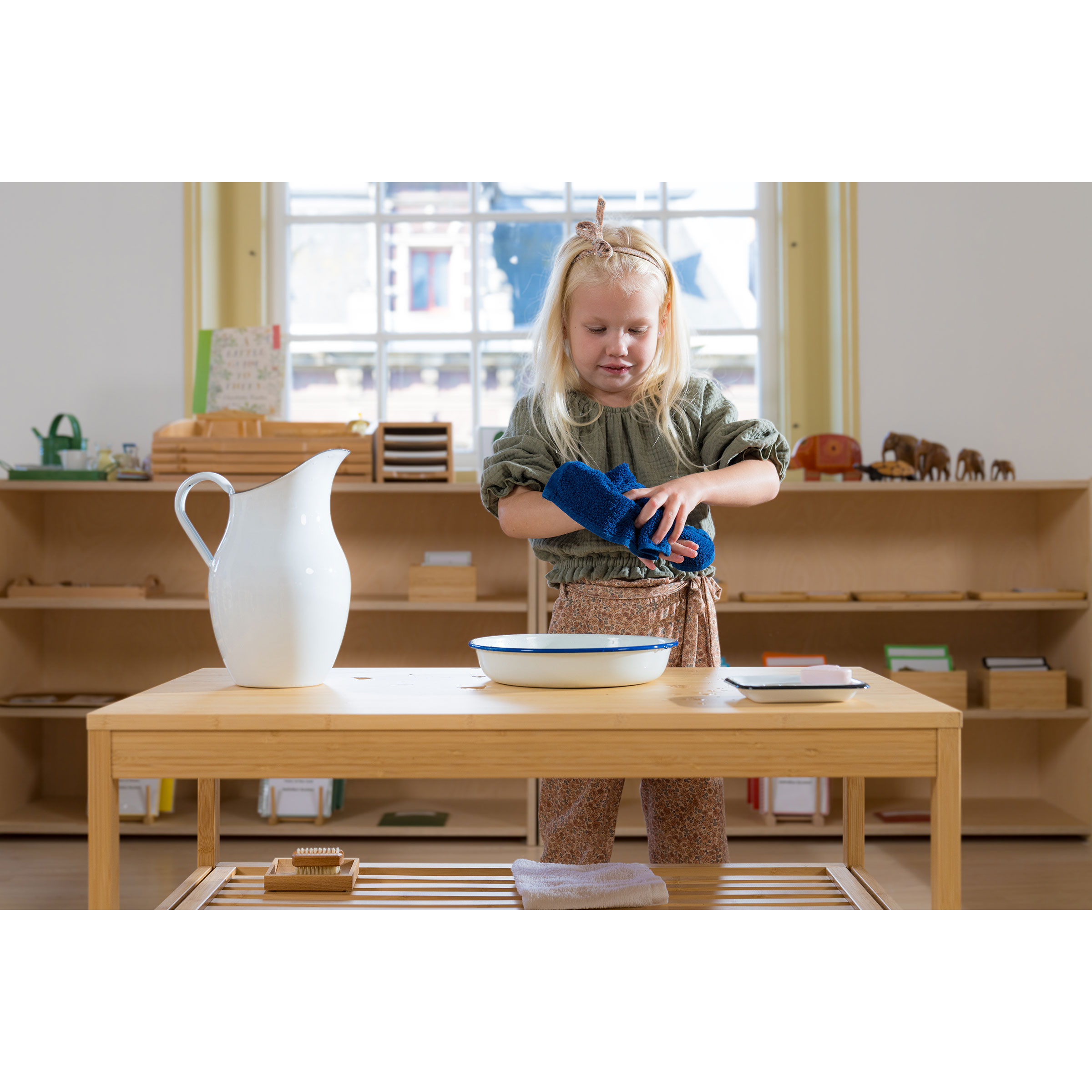 Unterlage für die Tischbürste - Montessori Übungen des täglichen Lebens