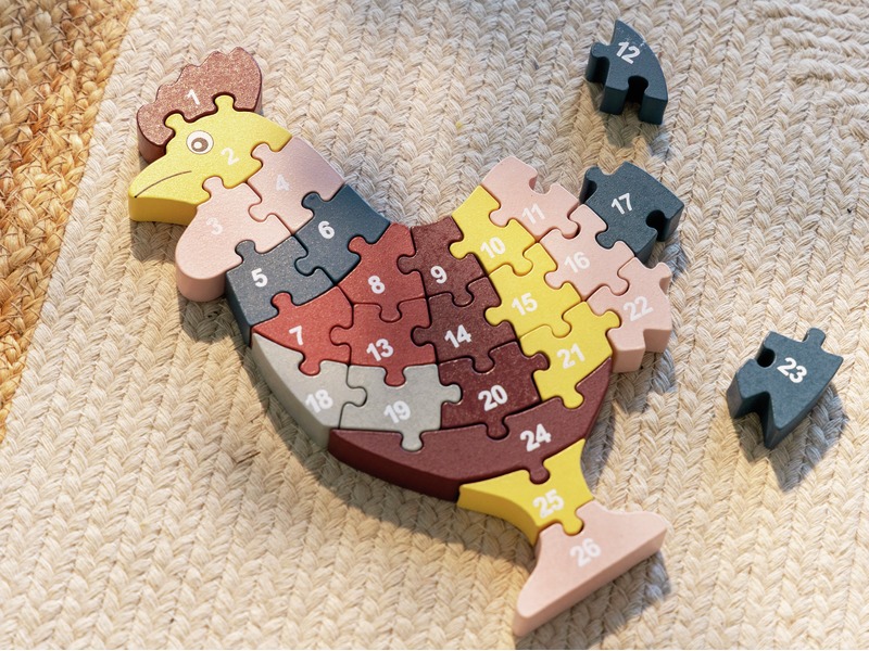 Zahlen- und Buchstabenpuzzle Hahn aus Holz, ab 3 Jahren