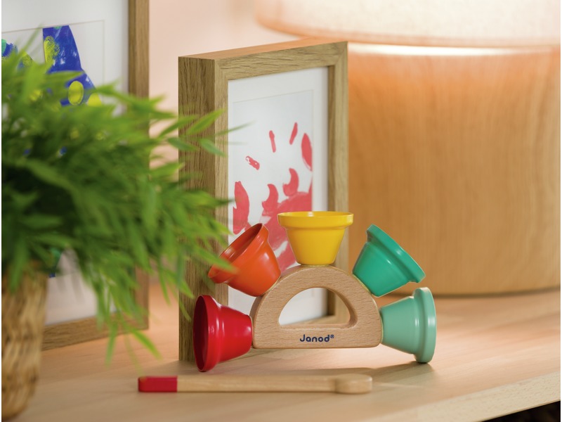 Glöckchenspiel aus Holz mit Griff und 5 Glöckchen, ab 18 Monaten