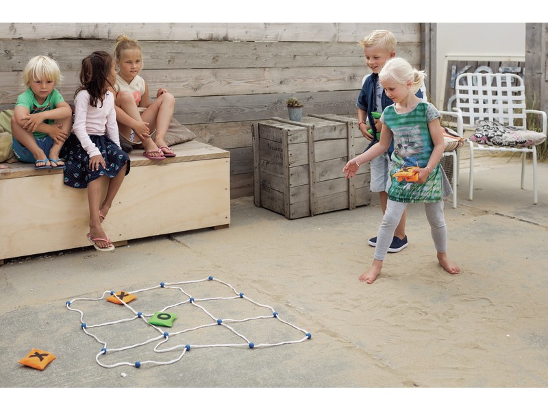 Riesenspiel Drei gewinnt mit Spielgitter und 10 Säckchen, ab 4 Jahren