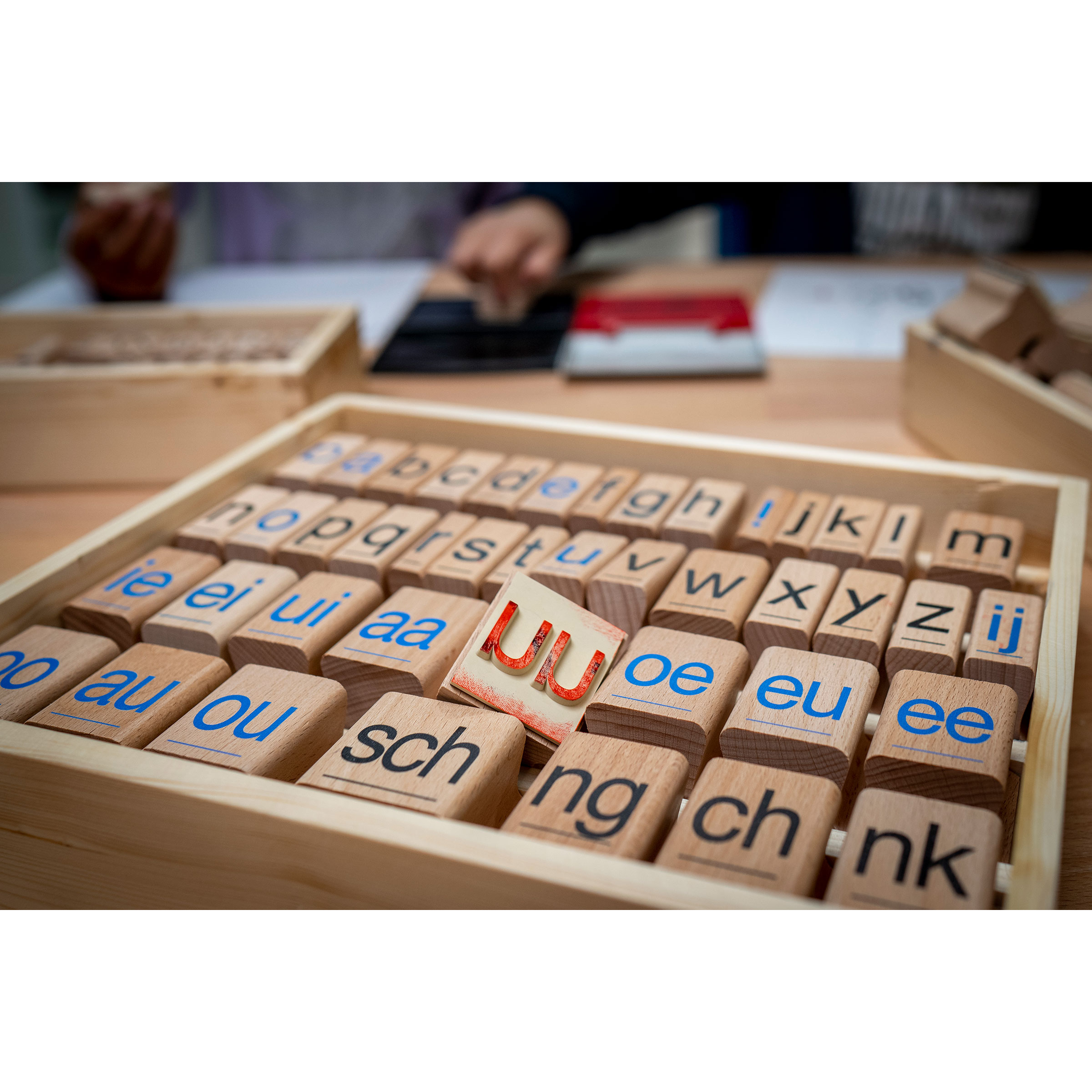 Buchstabenstempel geschlossen – 27-teiliges Set in Holzkiste