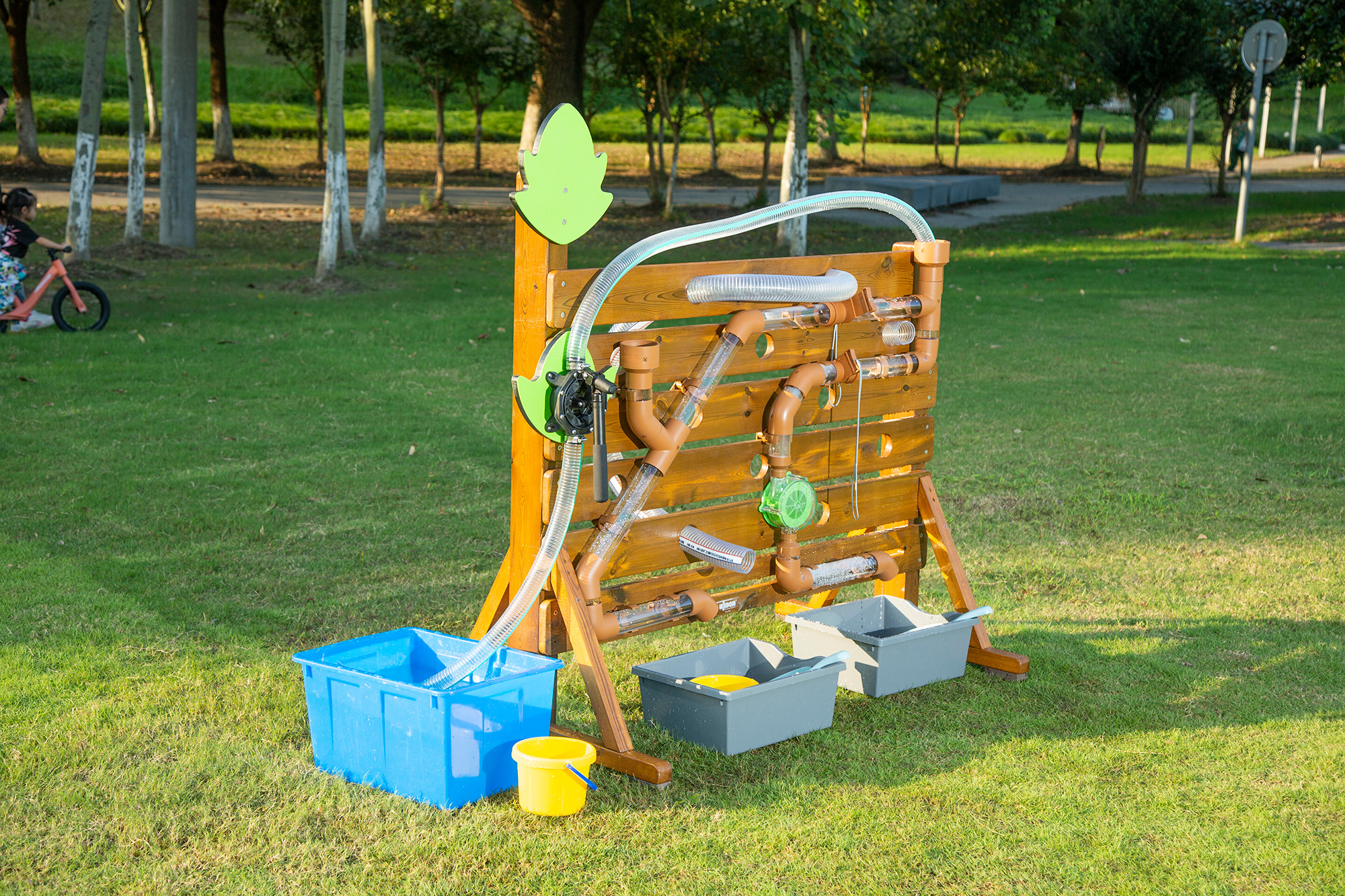 Wasser-Spielset, Freistehende Wand mit Rohren und Wasserrad, Outdoor