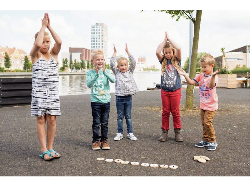 Tanz- und Merkspiel Moves mit 18 Holzteilen, Bewegungsabfolgen, ab 6 Jahren