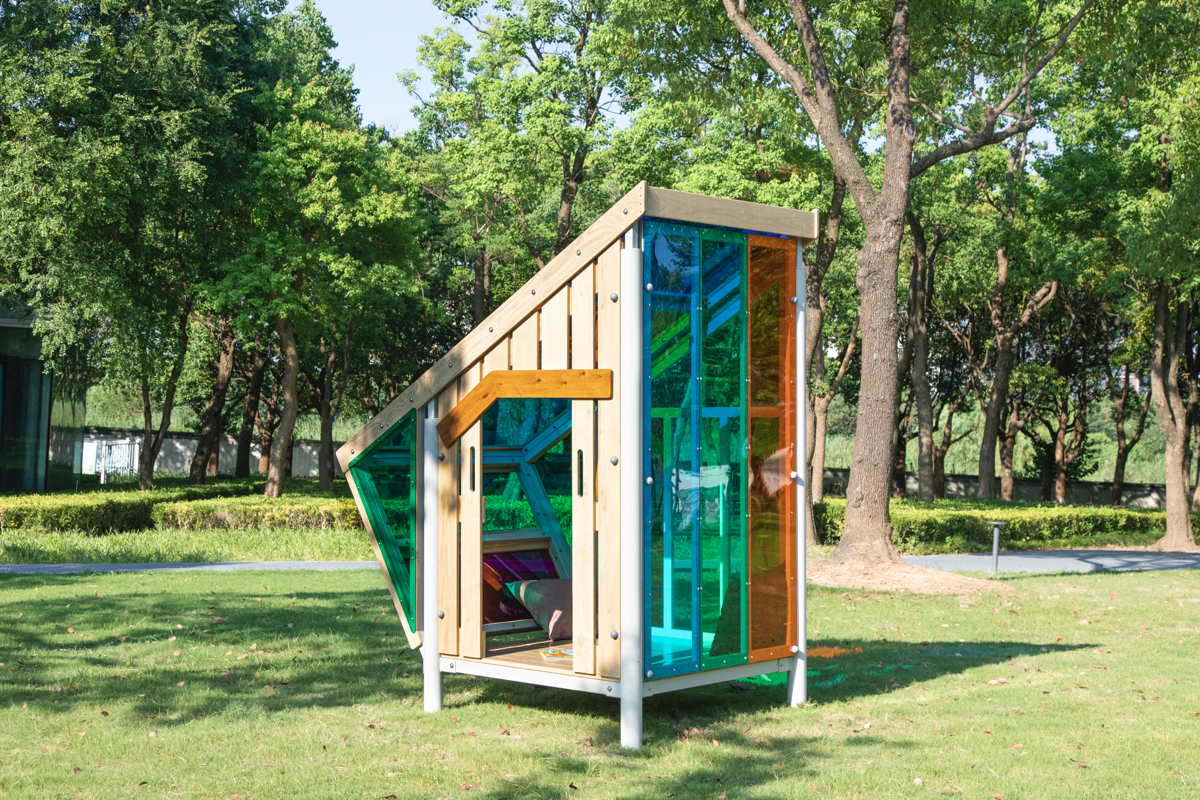Regenbogen-Spielhaus, auf Stelzen, mit bunten XXL-Fenstern, aus Stahl und Holz, Outdoor