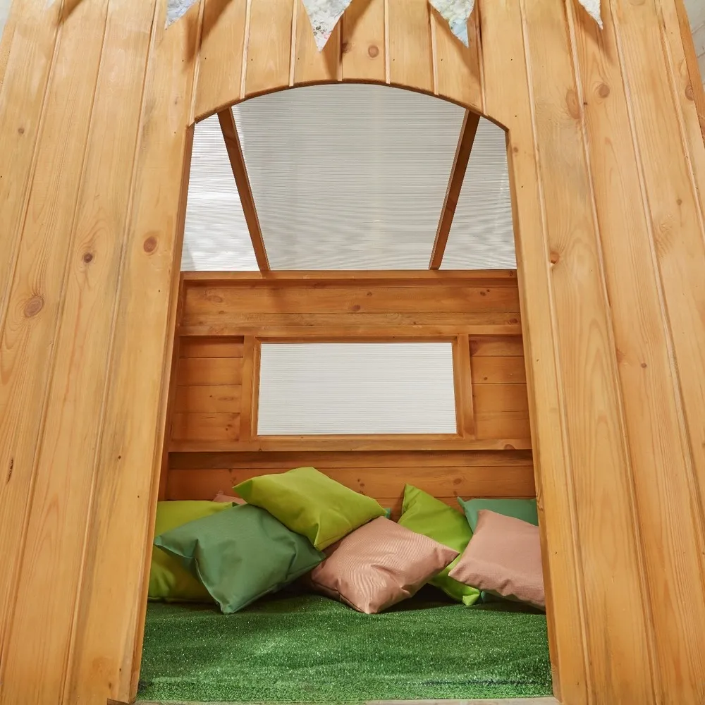 Kleines Spielhaus mit transparentem Dach, aus Holz, Outdoor