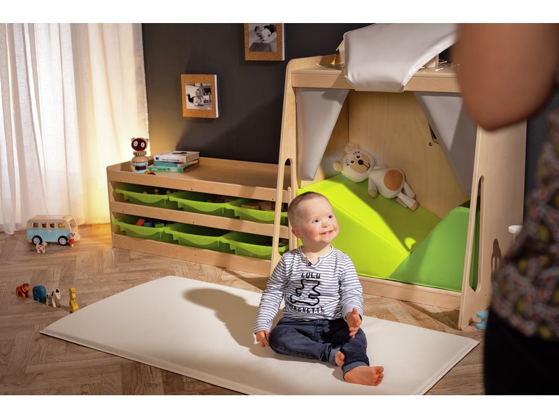 Aufbewahrungsmöbel Babi Up mit Versteck, Sesselchen und Stofffront, Krippe
