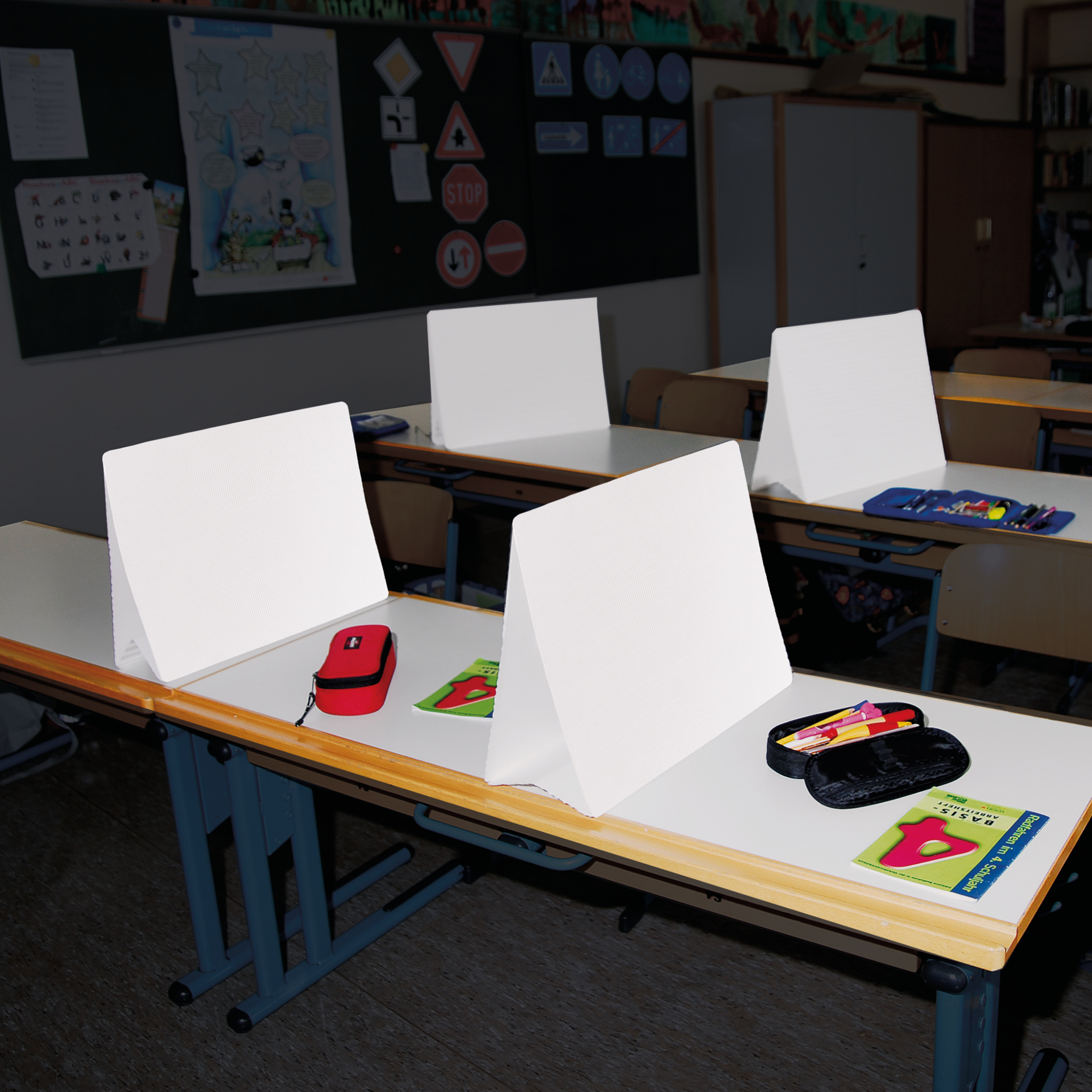 Mobil-Sichtschutz Clausura, Klassensatz mit 15 Stück im Koffer, gewellte Oberfläche, weiß