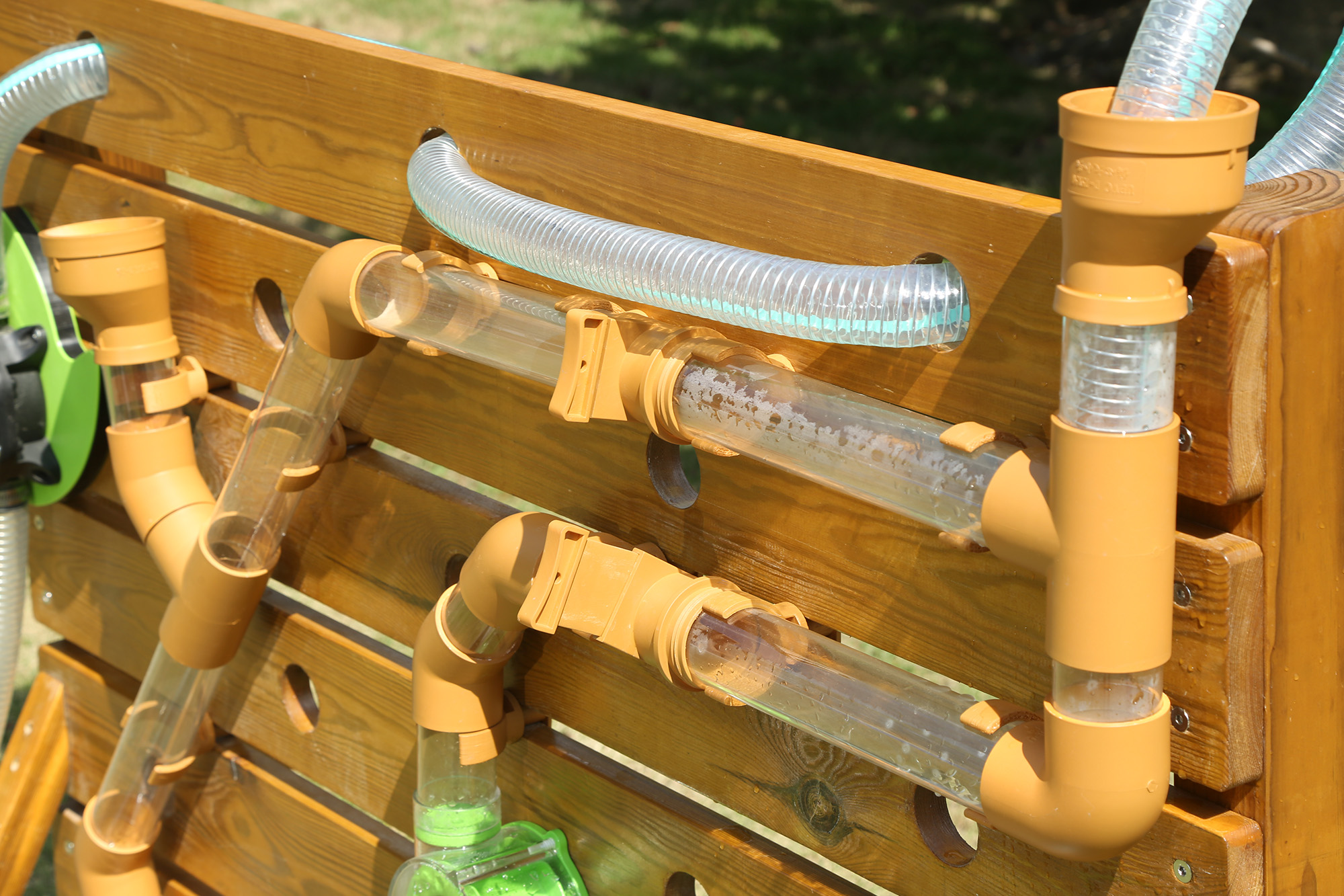 Wasser-Spielset, Freistehende Wand mit Rohren und Wasserrad, Outdoor