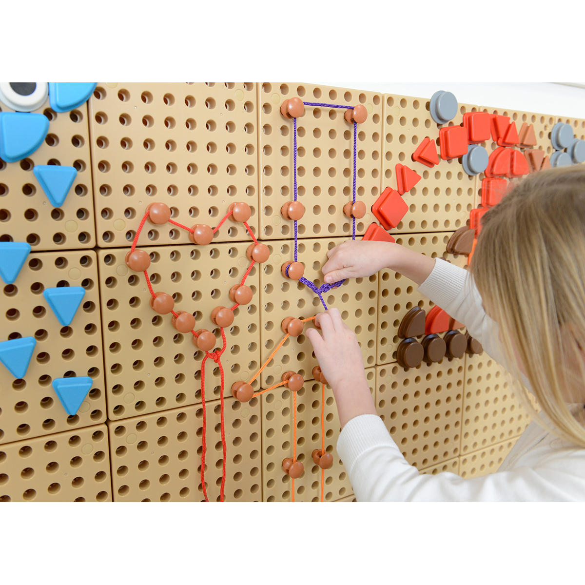 Fädelstecker 200er mit 30 Schnüren, 6 Farben, für STEM Wand, ab 3 Jahre