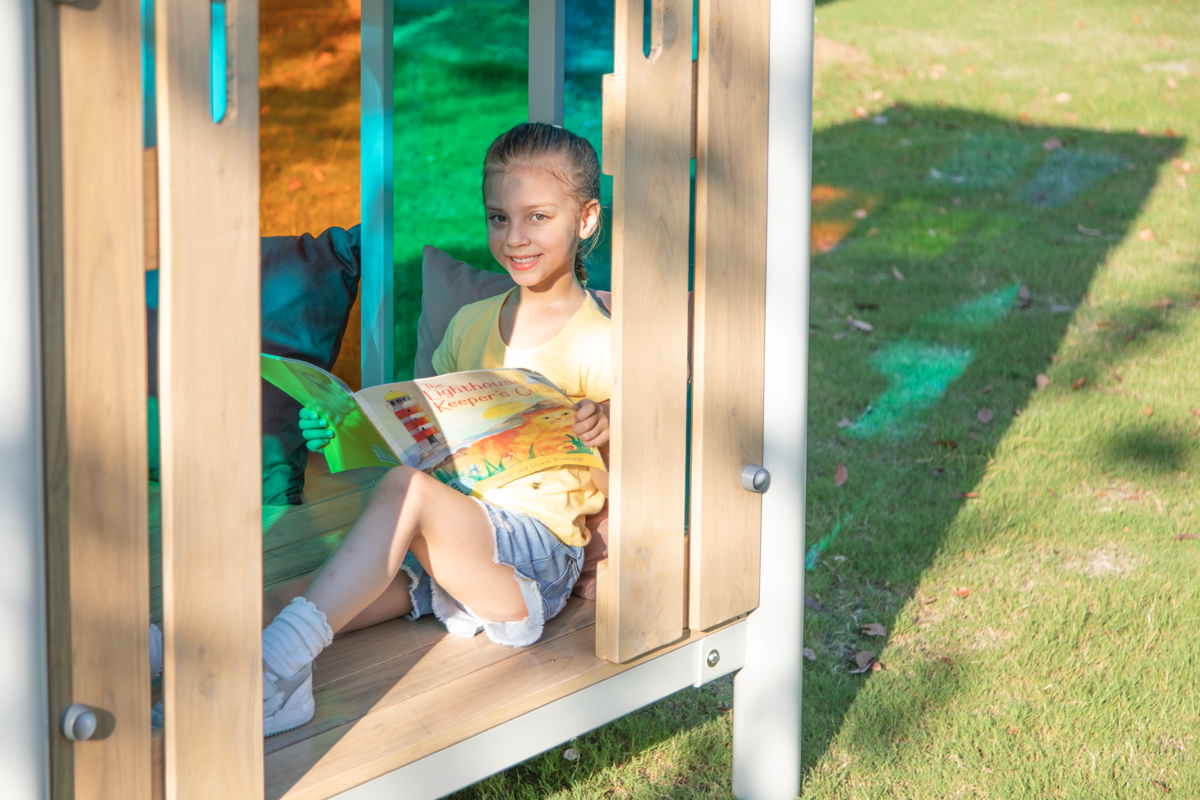 Regenbogen-Spielhaus, auf Stelzen, mit bunten XXL-Fenstern, aus Stahl und Holz, Outdoor