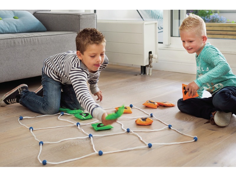 Riesenspiel Drei gewinnt mit Spielgitter und 10 Säckchen, ab 4 Jahren