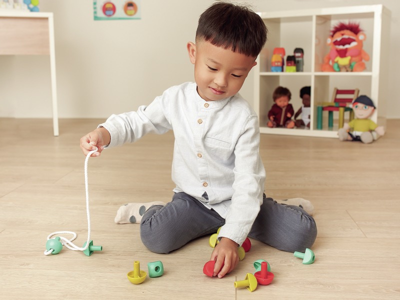 Lernspiel Mosaik und Fädeln mit Spielbrett und 18 Spielfiguren, ab 3 Jahren