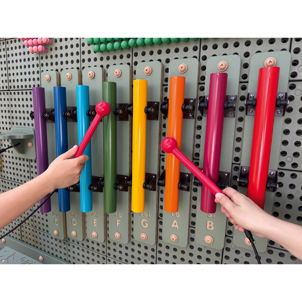 Glockenspiel für STEM Wand, 8 nummerierte Stahlstäbe in C Dur, 59 x 37 x 19,5 cm