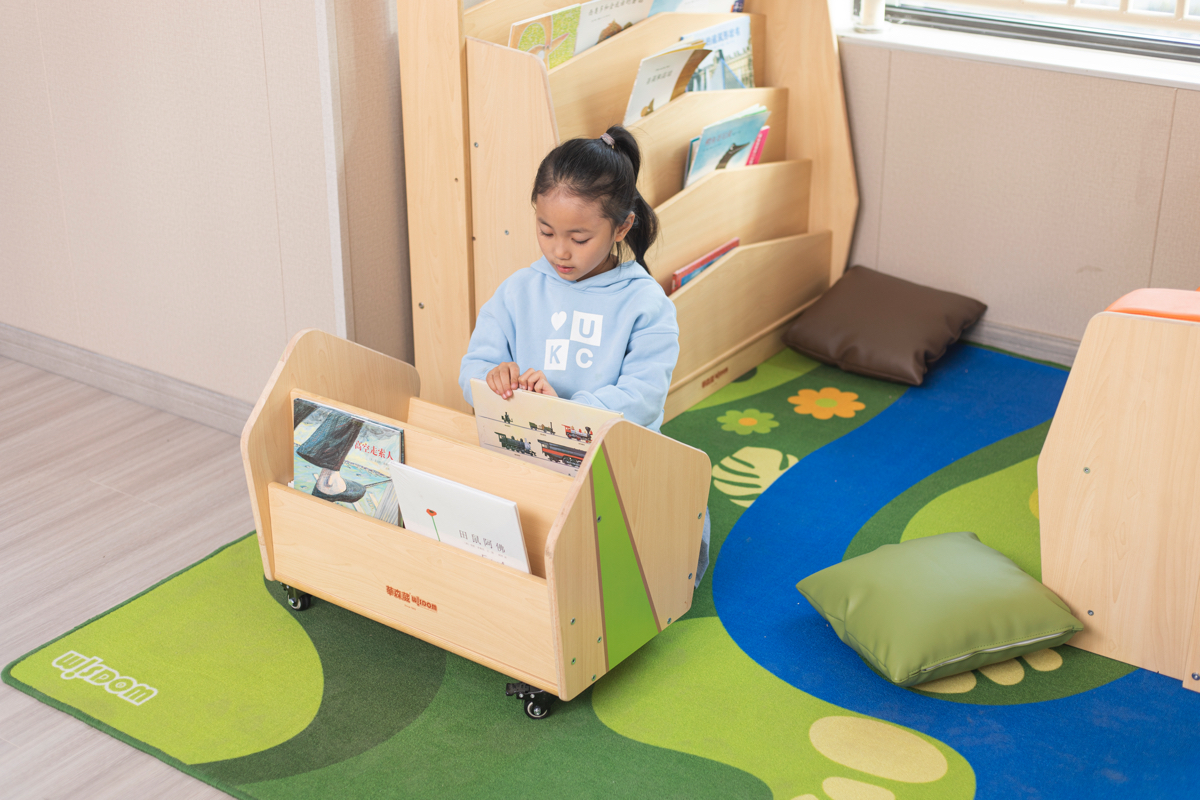 Kleiner Kinder-Bücherwagen, 2 Fächer, mit Rollen, 60x40x45 cm, Ahorn