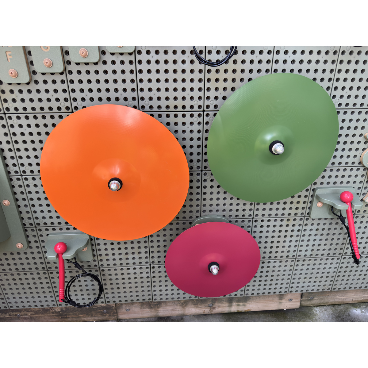Wand Becken Set, 3 Messingbecken mit Schlägel, 71,5 x 65 x 19 cm, innen und außen