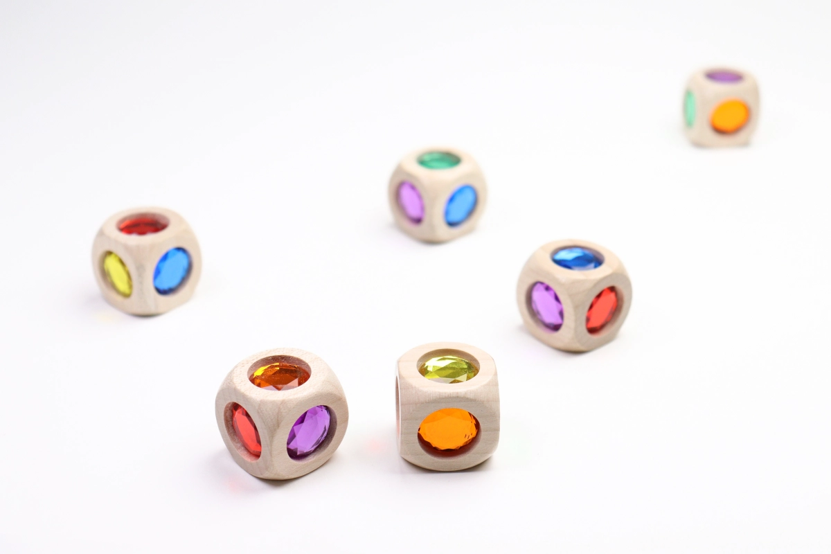 Regenbogenwürfel mini - aus Ahornholz, Glitzerwürfel, ab 36 Monaten