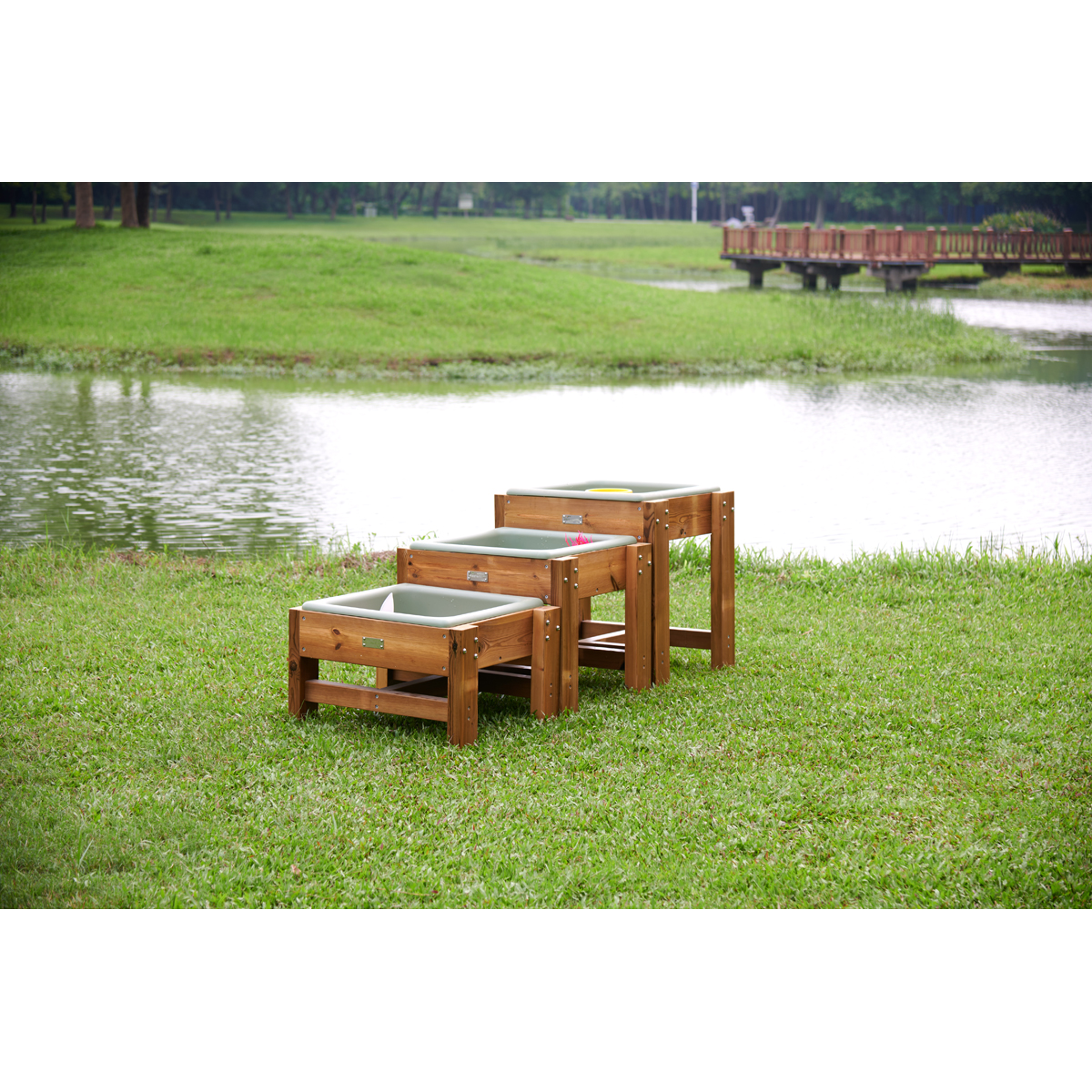 Wasserlauf Außen, dreistufige Wannen, größter Tisch 64,5 x 55 x 65 cm, ab 3 Jahre