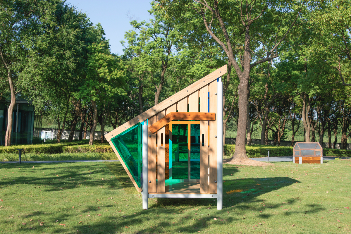 Regenbogen-Spielhaus, auf Stelzen, mit bunten XXL-Fenstern, aus Stahl und Holz, Outdoor