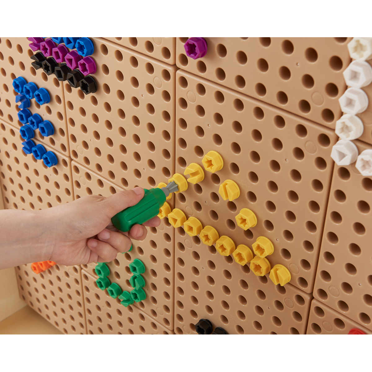 Schrauben Set 512 Teile, 8 Farben und 5 Kopfarten, für STEM Wand, ab 3 Jahre