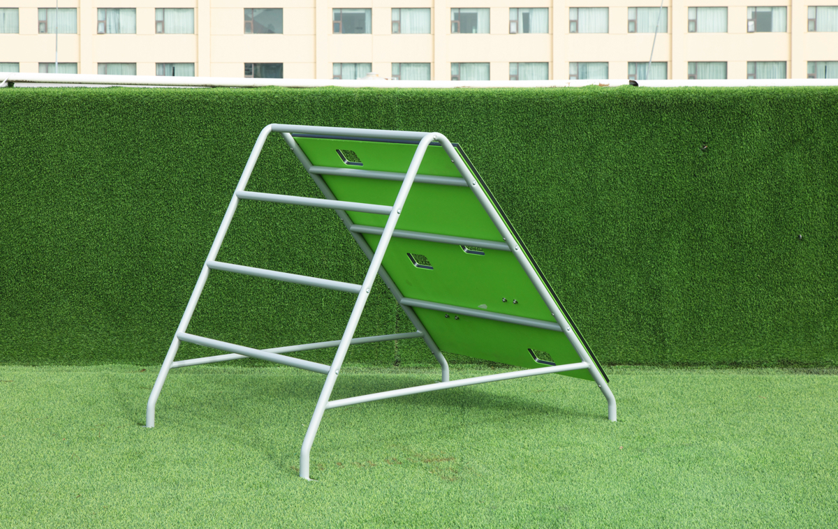 Kletterdreieck, mit Kletterwand und Sprossen, Outdoor