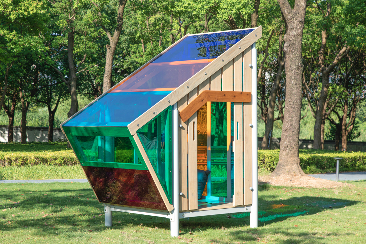Regenbogen-Spielhaus, auf Stelzen, mit bunten XXL-Fenstern, aus Stahl und Holz, Outdoor