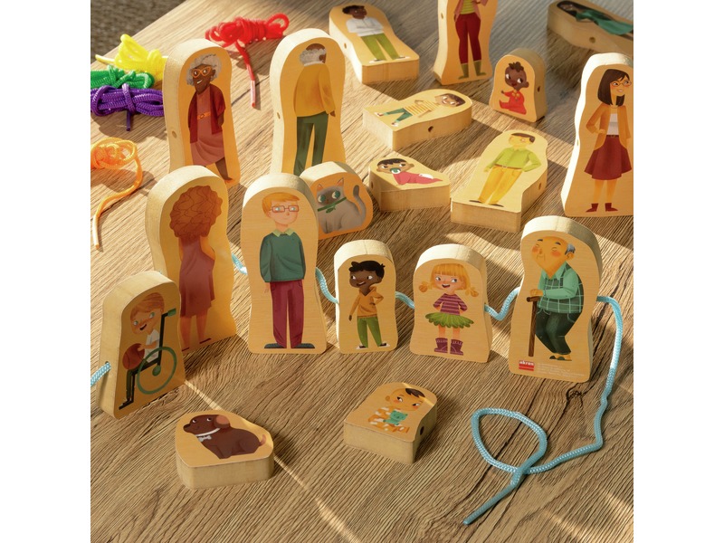 Fädelspiel Familien der Welt aus Holz, 24 Figuren, ab 3 Jahren