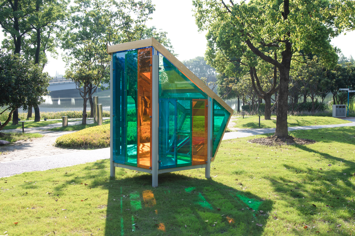 Regenbogen-Spielhaus, auf Stelzen, mit bunten XXL-Fenstern, aus Stahl und Holz, Outdoor