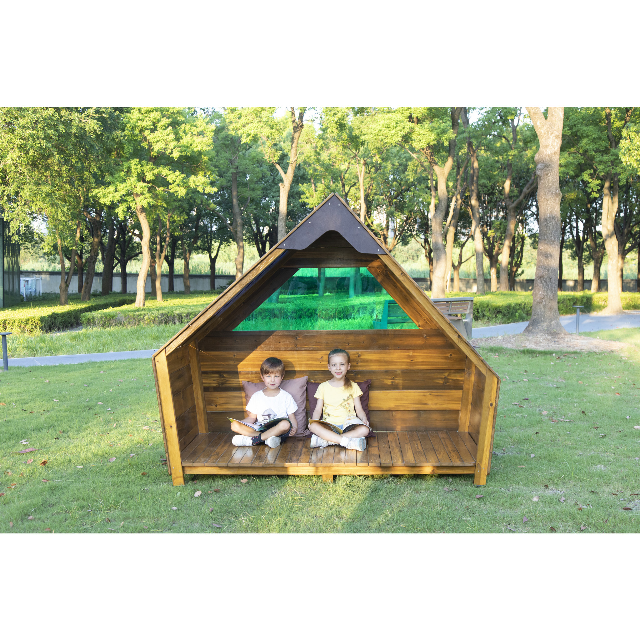 Offenes Spielhaus, mit bunten Fenstern, aus Holz, Outdoor