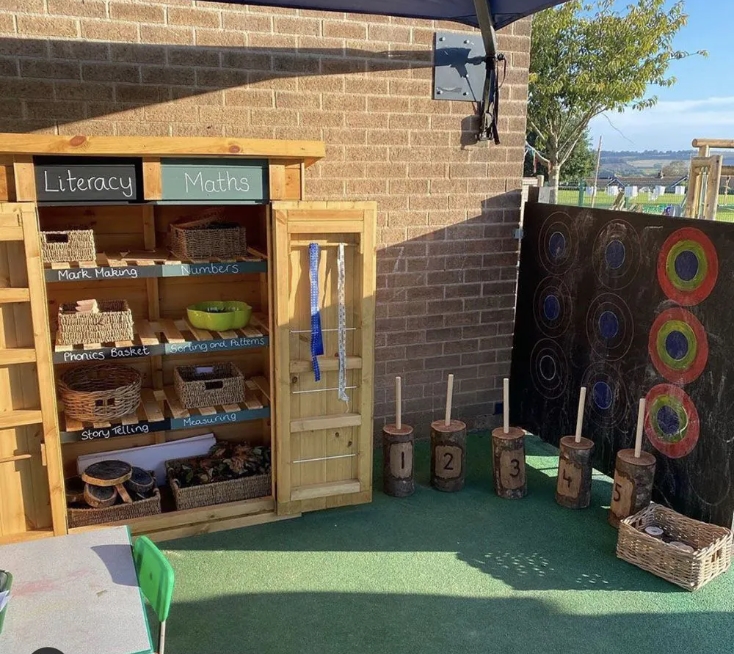 Outdoor-Lernstation, Holzschrank mit Tafeln, für die Grundschule