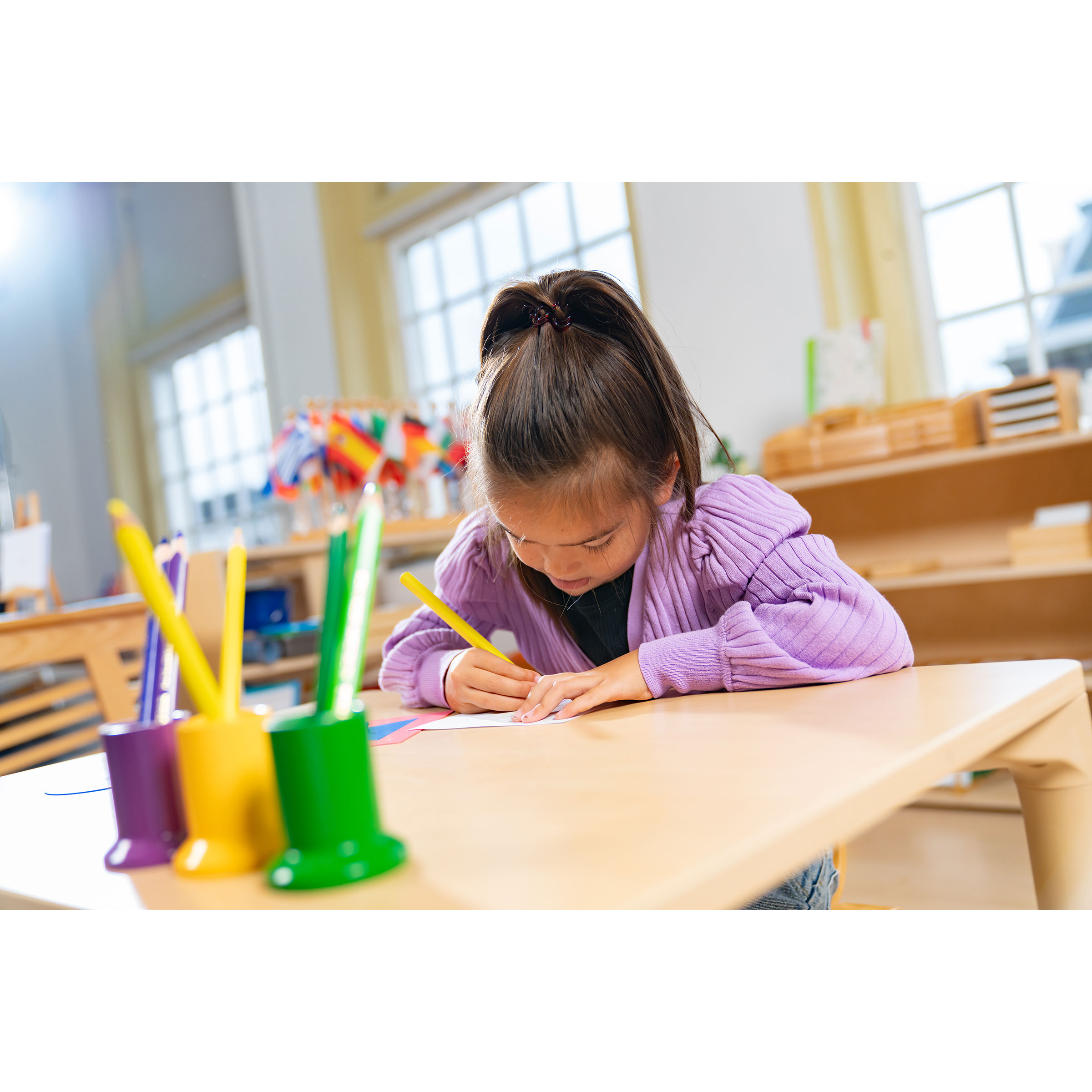 Satz mit 11 farbigen Bleistiftständern - Montessori Sprache