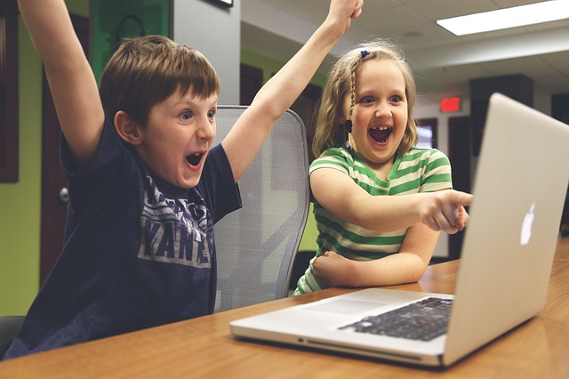 Kinder schulen ihre Medienkompetenz am Laptop