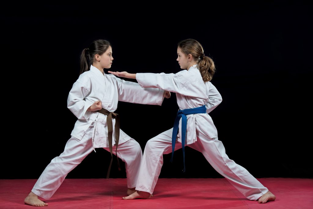 Kinder trainieren Karate und Karateschläge
