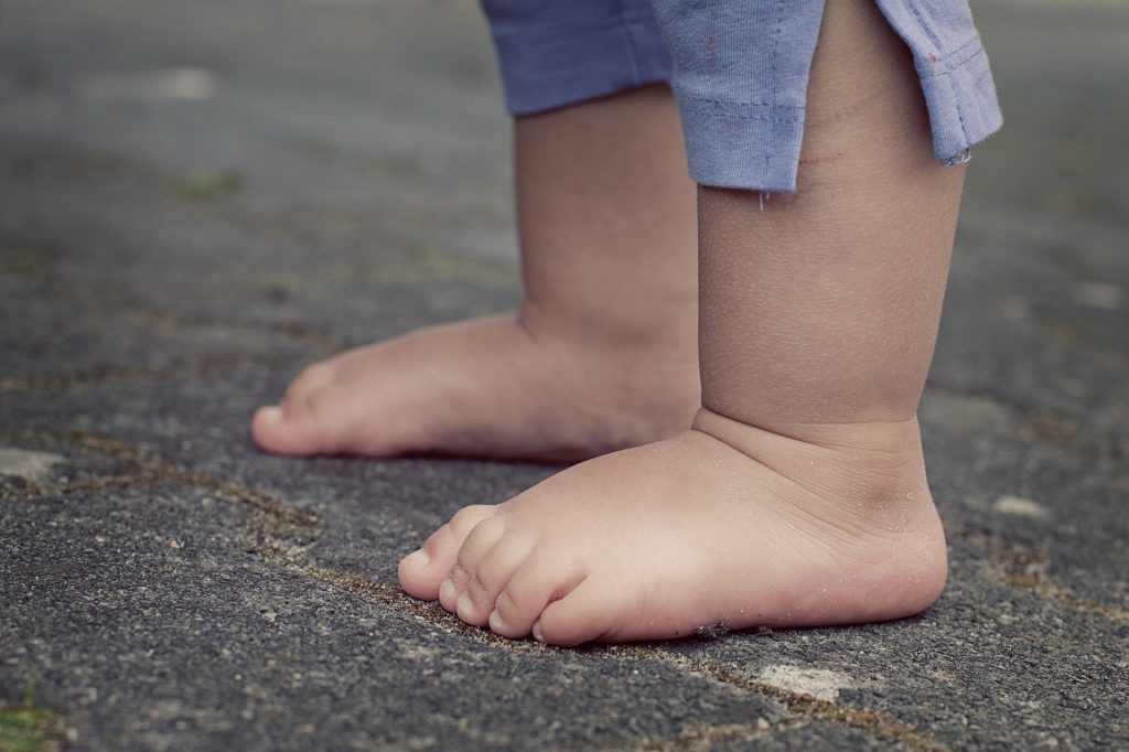 Nackte Kinderfüße beim Spaziergang