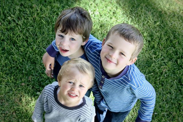 Kindergeburtstag drei Jungs spielen im Garten