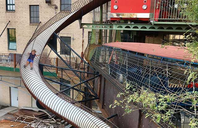 Außenrutsche im City Museum St. Louis