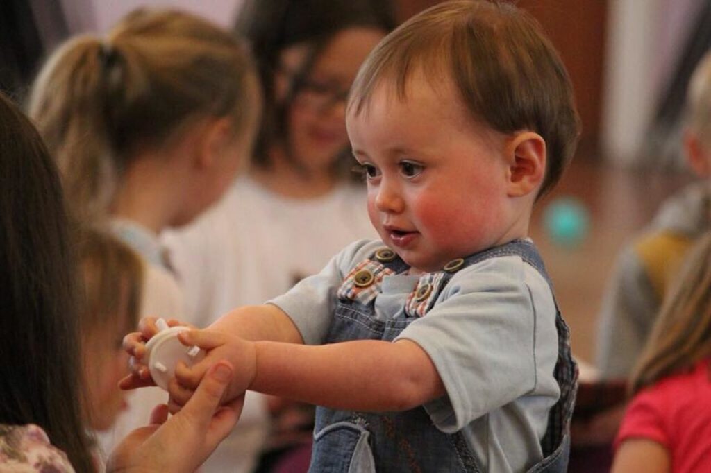 Am Geburtstag im Kindergarten bekommt das Kind besondere Aufmerksamkeit